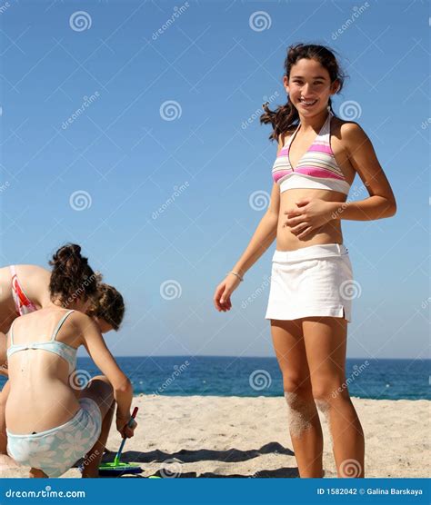 Meninas na praia foto de stock Imagem de carefree crianças
