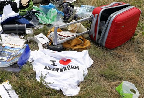 Malaysia airlines flight 17 (mh17) was a scheduled passenger flight from amsterdam to kuala lumpur that was shot down on 17 july 2014 while flying over eastern ukraine. Teruggeven van spullen vliegramp MH17 kan nog maanden duren
