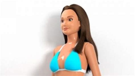 Diseñan la anti Barbie una muñeca con proporciones y curvas reales