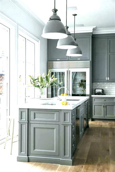 Since your oak cabinets already have such a dark, luxurious color, you can find a light, contrasting tint to create balance in your kitchen. Kitchen Wall Paint Colors with Oak Cabinets 2021 - glennbeckreport.com