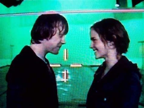 Hermione Ron Bts Kiss In Deathly Hallows Harry Potter Photo 16406859