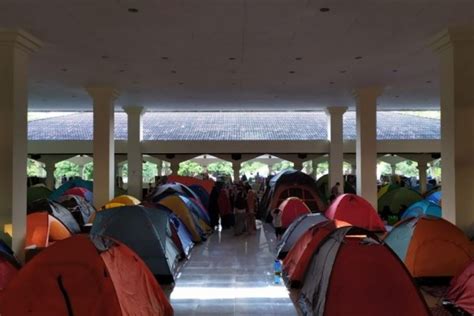 Ratusan Tenda Ramaikan Itikaf Di Masjid Habiburrahman Bandung Idn