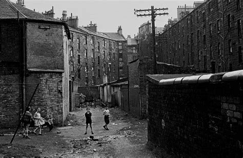Powerful Photos Of Life In The Old Glasgow Tenement Blocks 1969 72