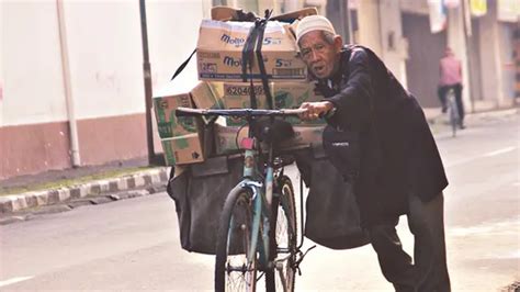 Kisah Kakek 103 Tahun Dorong Sepeda Ontel Untuk Mengais Rezeki
