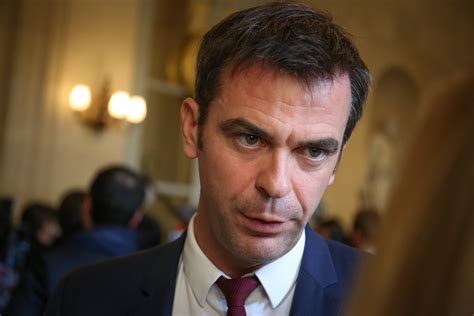 Olivier véran se fait vacciner devant les caméras. Olivier Véran remplace Agnès Buzyn au ministère de la ...