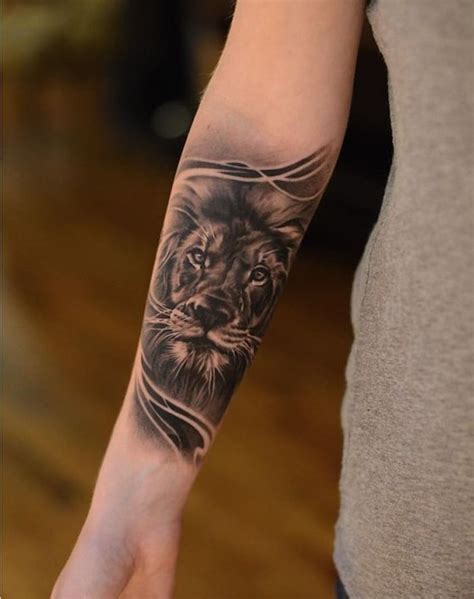 Löwentattoos kommen in eine groβe vielfalt an farben und designs, unter denen sie auswählen. tattoo arm frau, löwe tattoo in schwarz und grau am ...