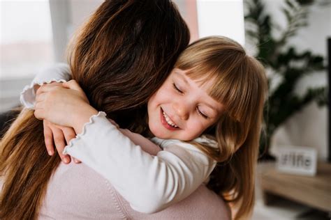 Madre E Hija Abrazándose Feliz Familia Amorosa Foto Premium