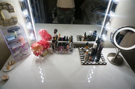Love finding inexpensive crafts you can make for almost free? Glam! DIY Lighted Vanity Mirrors | Decorating Your Small Space