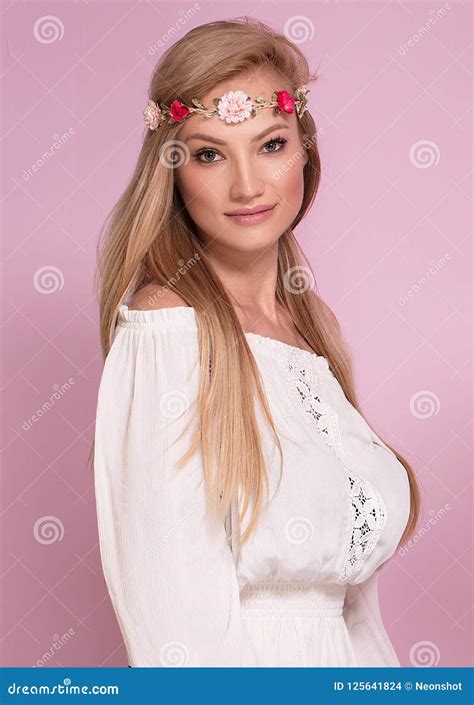 Bella Donna Bionda Con La Corona Del Fiore Fotografia Stock Immagine Di Modello Adulto