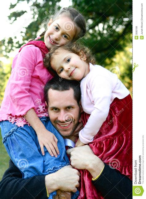 Padre Con Dos Hijas Hermosas Imágenes De Archivo Libres De