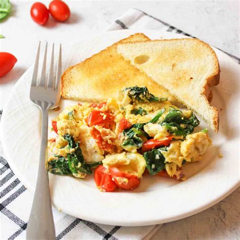 Scrambled Eggs With Spinach And Tomatoes Beeyondcereal
