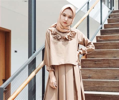Model outfit ala selebgram ini biasanya banyak diburu kalangan remaja. 25+ Trend Terbaru Rok Style Hijab Remaja Kekinian 2019 - Scilla Blogs
