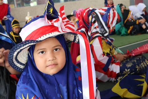 Malah, usaha memantapkan rukun negara dikembangkan melalui kelab rukun negara, yang menjadi salah satu komponen dalam kokurikulum di sekolah dengan 6,621 sekolah rendah dan menengah, telah menubuhkannya di seluruh negara. BLOG RASMI: MAJLIS PELANCARAN KELAB RUKUN NEGARA PERINGKAT ...