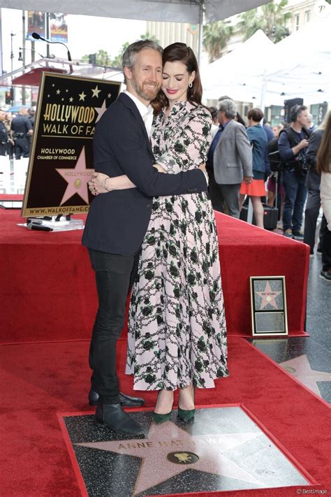 Anne Hathaway Et Son Mari Adam Shulman Anne Hathaway Reçoit Son