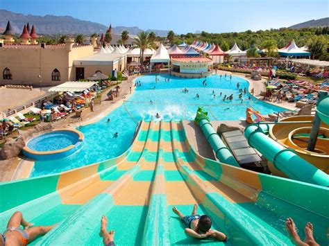 Los mejores hoteles con toboganes y piscinas para niños en España