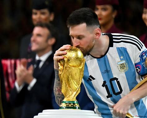 Fifa 2022 Lionel Messi Besando Trofeo De La Copa Del Mundo 4k Descarga
