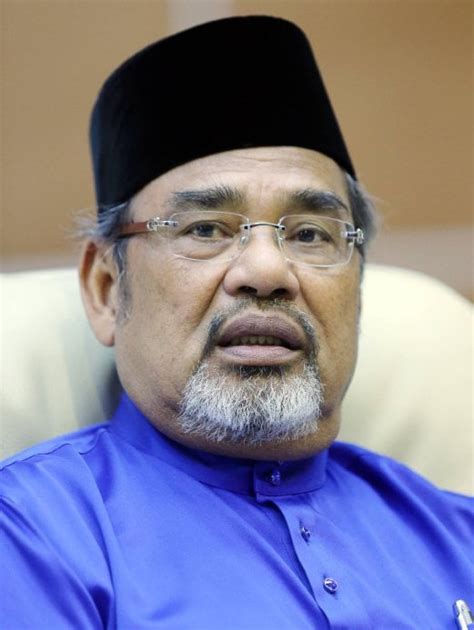 abide by najib s decision to retain annuar as umno information chief says tajuddin new