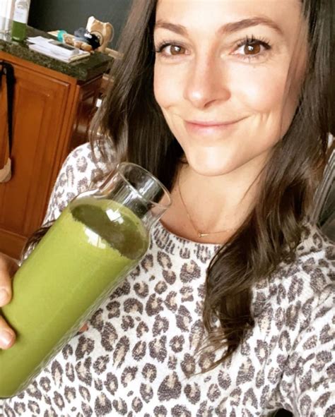 kelly leveque is a celebrity nutritionist and author here s what she eats in an average day to