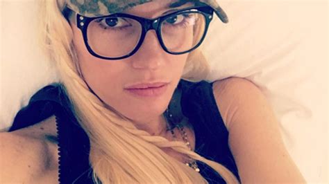 Pic Gwen Stefani In Blake Sheltons Hat Shes Lying In Bed In Sexy