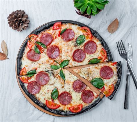 Tranches de pizza au pepperoni sur la table Télécharger des Photos