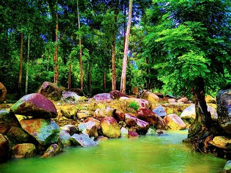 Air terjunnya mengalir dari puncak gunung angsi. Taman Rekreasi Ulu Bendul Tanjung Ipoh, Negeri Sembilan ht ...