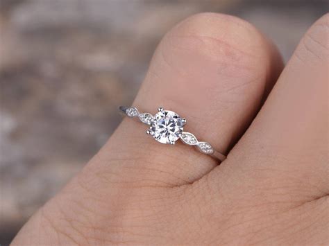 Solitaire Off White Moissanit Simple And Classic Engagement Ring 925