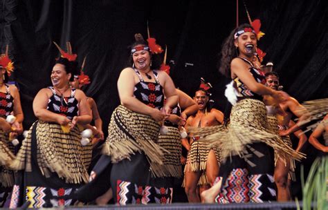 A Maori Dance Ensemble Kapa Haka Performing Neuseeland Ayers Rock