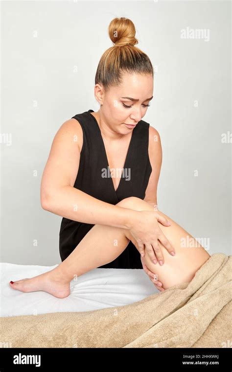 eine professionelle masseurin massiert ihre kundin stockfotografie alamy