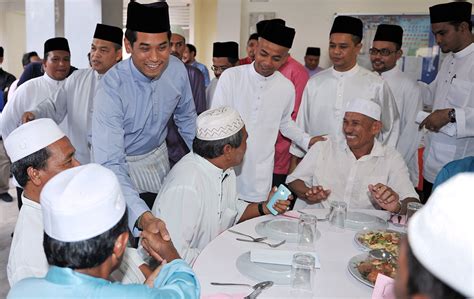 Mahathir mohamad hamzah abu samah hussein onn. Youth and Sports Minister, Khairy Jamaluddin | Ramadan ...