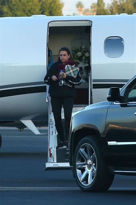 Selena Gomez Arriving With Friends To A Private Jet 06 Gotceleb