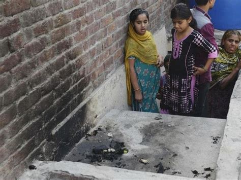 In A Shocked Pakistan Mothers Comfort Scared Daughters After Honour Killing World News