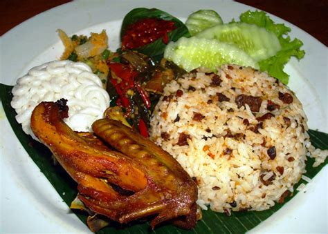 Nasi ini asalnya dari tasikmalaya lho sahabat duma! Mencoba Kelezatan Nasi Tutug Oncom | Katalog Tempat Wisata ...