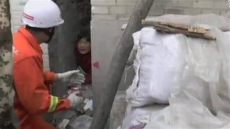 china firefighters save woman stuck between two walls