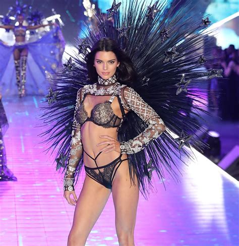 37 Iconic Supermodel Moments From The Victorias Secret Fashion Show I Know All News