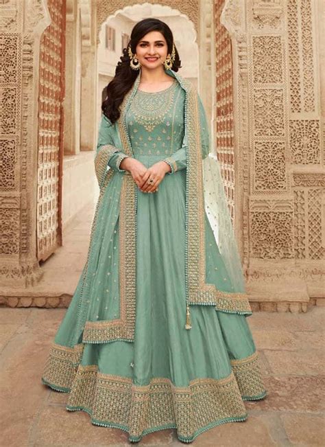 7 Trendy And Stylish Diwali Outfits Ideas To Choose This Deepavali Festival