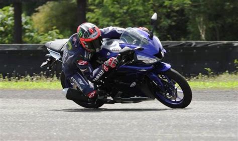 Indonesian launch is expected in the coming couple of months. R15 V3 Couple Pic Hd - Yamaha R15 V3 Track Test Autox ...