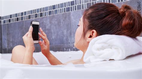 Als das smartphone ins wasser fällt, stirbt sie. Stromschlag in der Badewanne: Frau ließ Handy ins Wasser ...
