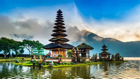 Why should you visit ulun danu temple? Timelapse Of Pura Ulun Danu Bratan Temple, Bali, Indonesia ...