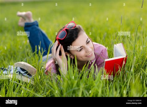 Woman Lying On Grass Et La Lecture Dun Livre Photo Stock Alamy