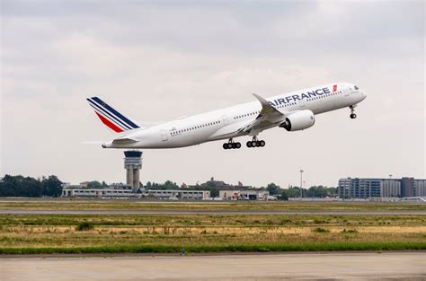 Limage Un Airbus A350 Dair France A Déployé Ses Ailes Pour La