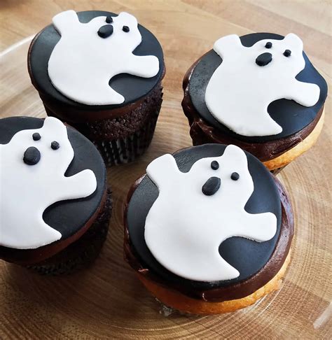 Video Tutorial How To Make Ghost Cupcake Toppers With Fondant