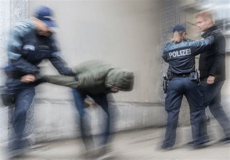 Alles zum kracher schweiz gegen türkei. Reinach AG - Polizeieinsatz nach Schlägerei - 23 Personen ...