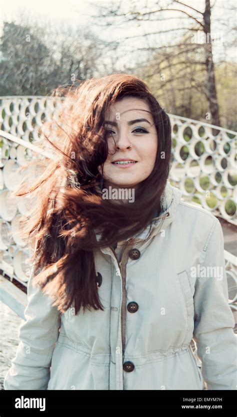 junge schöne türkische mädchen im freien stockfotografie alamy