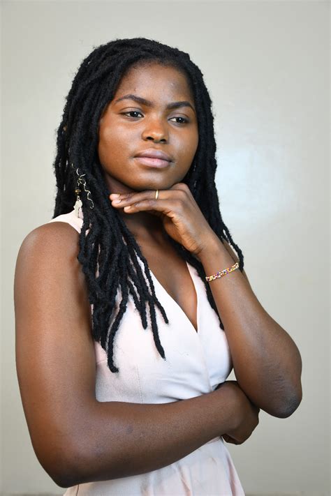 アフリカンの十代のきらめきヌード 女性の写真