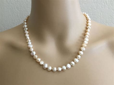Don T Know How To Wear A Pearl Necklace Here S Your Guide Blove Jewelry