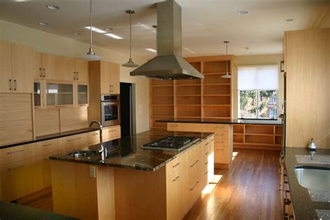 Whether you want a traditional or modern look, you can create a unique kitchen style from the warm, classy appearance of auburn maple kitchen cabinets. Kitchen design ideas light maple cabinets | Hawk Haven