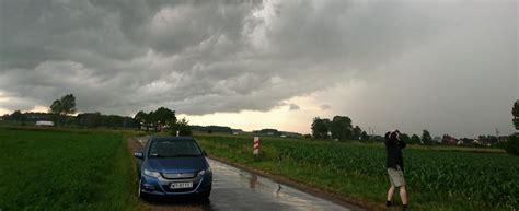 Na mapie zaznaczono miejsca zarejestrowanych wyładowań atmosferycznych z ostatnich dwóch godzin. Ściganie burz w Polsce wkracza na nowy poziom! | Mapa ...