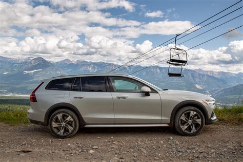 Start here to discover how much people are paying, what's for sale, trims, specs, and a lot more! 2021 Volvo V60 Cross Country - Car Wallpaper