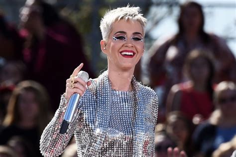 Katy Perry Becomes First Twitter User To Reach 100 Million Followers
