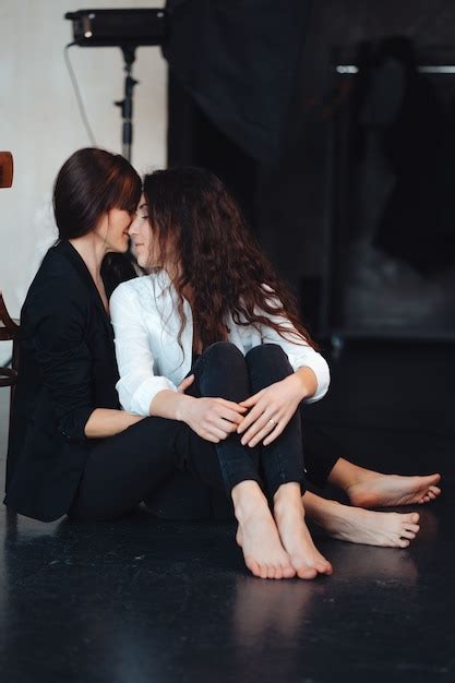 Dos Chicas Abrazándose Tiernamente Foto Gratis